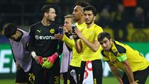 Hráči Borussie Dortmund se slzami v očích, druhý zprava Nuri Sahin.