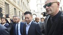 David Han Li (uprostřed), zástupce nových majitelů AC Milán, přicestoval do...
