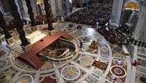 Ve svatopetrské bazilice se při tradiční mši u příležitosti Velkého pátku sešlo...
