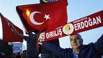 Erdoganovi příznivci slaví výsledek referenda.