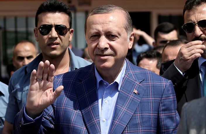 Erdogan ruší učení o evoluci, policie rozehnala pochod gayů. Další  islamizace, zuří Turci | Svět | Lidovky.cz