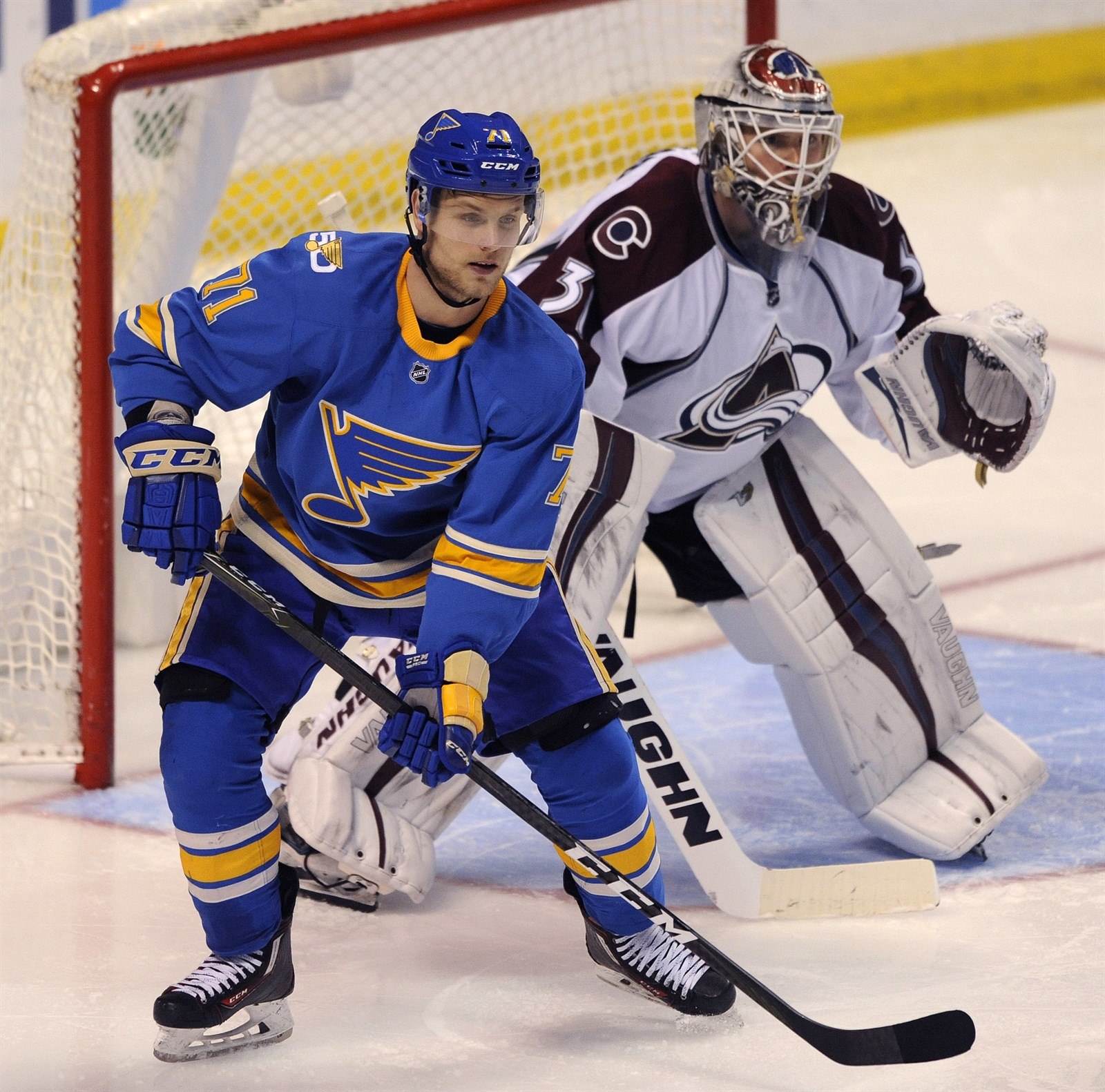 Vladimír sobotka v dresu St. Louis Blues� �eká na p�ihrávku p�ed brankou...