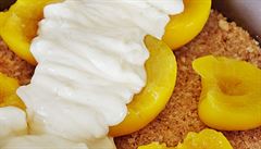 Na su�enkový korpus polo�te broskve