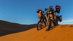 Dva et motorki ve stopch slavn Rallye Dakar a mrtvho kolegy