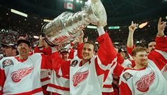 Steve Yzerman s prvním Stanley Cupem v Joe Louis Arena - v roce 1997.