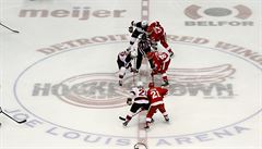 Poslední úvodní buly zápasu NHL v Joe Louis Arena.