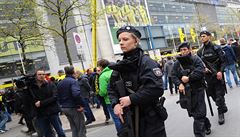 Policisté ped stadionem Borussie Dortmund.