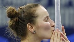 Markéta Vondrouová líbá trofej pro vítzku turnaje v Bielu.