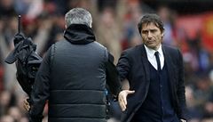 Manchester United vs. Chelsea: Mourinho a Conte si podávají ruce po zápase.
