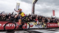 Philippe Gilbert slaví vítězství na Amstel Gold Race.