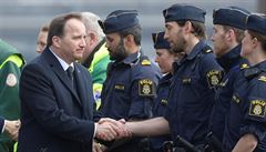 védský premiér Stefan Lofven dkuje lenm policejního sboru pi pietní akci.