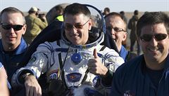Trojice kosmonaut se po plroce vrtila na Zemi. Zbytek posdky zstal na stanici
