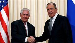 Ruský ministr zahranií Sergej Lavrov tese rukou s americkým ministrem...