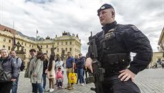 Policisté budou eit ochranu turist, kteí stojí ve frontách ped Hradem