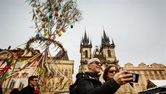 Velikononí trhy na Staromstském námstí v Praze lákají turisty.