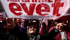 Referendum se koná v dob, kdy v Turecku stále platí výjimený stav.