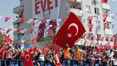 K urnám má právo pijít 55 milion Turk.