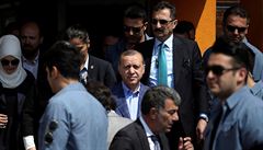 Turecký prezident Erdogan opoutí místo, kde vhazoval svj hlas.