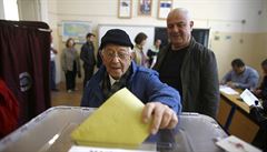Turecký voli ve volební místnosti.