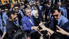 Turecký prezident Erdogan opoutí volební místo a zdraví své píznivce.