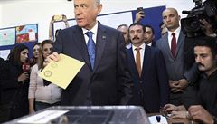 Pedseda nacionáln inné strany Devlet Bahceli, který podporuje prezidenta...