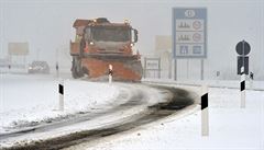Sníh zstává na silnicích leet i na dalích místech Karlovarského kraje,...