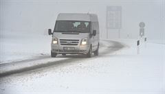 Sníh znepříjemnil cestu hlavně řidičům, kteří již přezuli na letní pneumatiky.