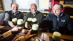 Akci Na Zelený tvrtek, zeleným pivem za zelenou umavu uspoádal spolek...
