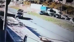 VIDEO: Nebrzdc nkladn auto projelo v Brazlii kolonou, z vozovky smetlo 20 voz