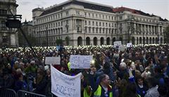 Demonstrující Maďaři před budovou parlamentu v Maďarsku bojují za zachování... | na serveru Lidovky.cz | aktuální zprávy