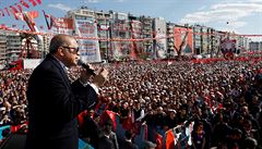 Pomůže rekordní účast Turků v cizině Erdoganovu referendu? Do EU nechce, radši trest smrti