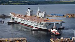 Britská letadlová lo HMS Queen Elizabeth po sputní na vodu v lét 2014.