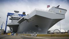 Britská letadlová loď HMS Queen Elizabeth ještě v suchém doku. | na serveru Lidovky.cz | aktuální zprávy