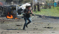 Syrský fotograf Abd Alkader Habak, který se po výbuchu v Aleppu vrhl na pomoc...
