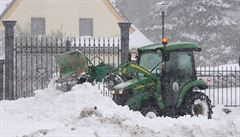 V Louné nad Desnou museli bojovat se snhem za pomocí traktor.