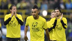 Hrái Dortmundu na pedzápasové rozcviení nastoupili s triky vyjadující...