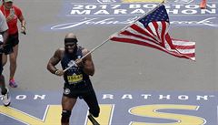 Hendikepovaný b�ec Jose Sanchez protíná cíl bostonského maratonu.