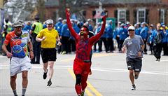 Maratonského běhu v Bostonu se letos zúčastnilo 30 000 běžců.