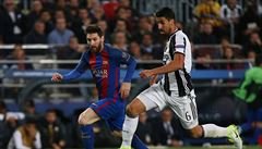 Sami Khedira z Juventusu prchá Lionelu Messimu z Barcelony.