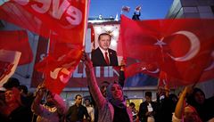 Erdoganovi píznivci slaví výsledek referenda.