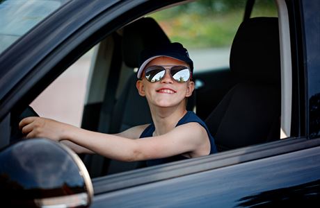 Chlapec za volantem (ilustran foto)