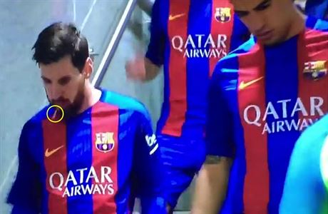 Lionel Messi vyplivl pi nástupu na trávník svj zub.