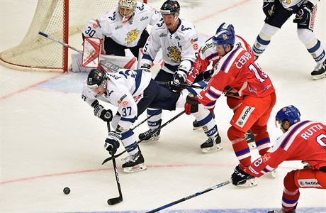 Utkn R - Finsko, Euro Hockey Tour, souboj ped finskou brankou.