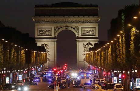Uzaven ulice Champs-lysss se kvli podezen z terorismu zastnilo mnoho...
