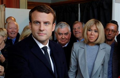 Emmanuel Macron hlasuje.