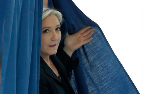 Marine Le Penová s volebním lístkem.