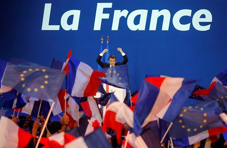Emmanuel Macron je podle przkum favoritem druhho kola prezidentskch voleb.