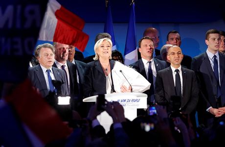 Dolo i na zpv francouzsk hymny. Marine Le Penov a jej volebn tb slavili...