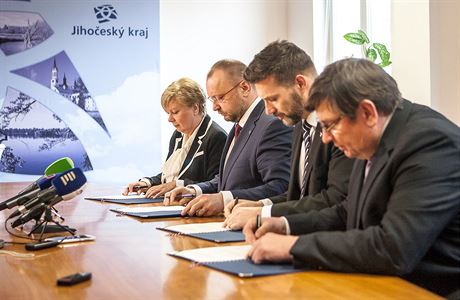 Podpis o spoluprci nov koalice v Jihoeskm kraji podepsali zstupci SSD,...