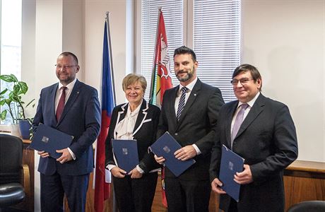 Podpis o spoluprci nov koalice v Jihoeskm kraji podepsali zstupci SSD,...